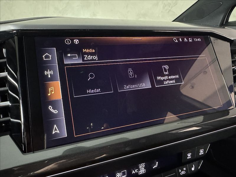 Audi Q4 e-tron 35 S-Line LED HUD Kamera - fotka 40 z 45