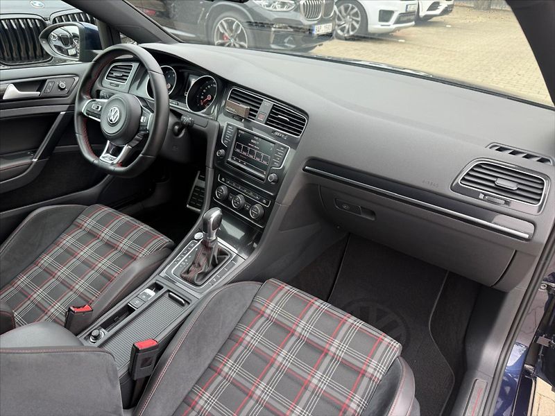 Volkswagen Golf 2.0 GTI DSG - fotka 9 z 19