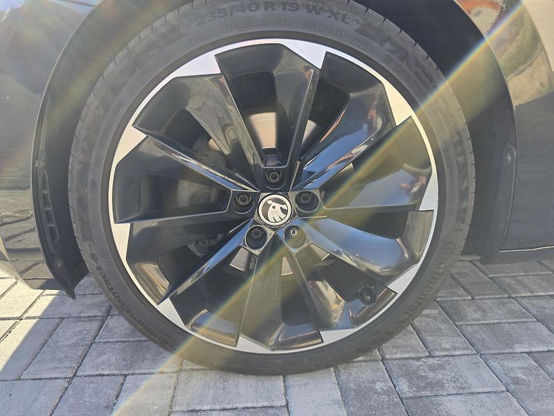 Škoda Superb (2018) SportLine 2.0 TDI 140kW 4x4 - fotka 31 z 32