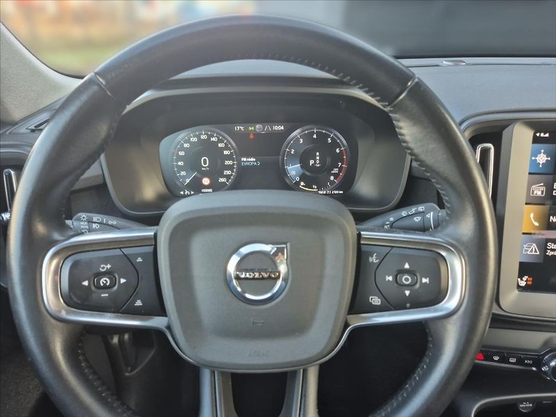 Volvo XC40 1,5 T3 FWD Momentum - fotka 8 z 17