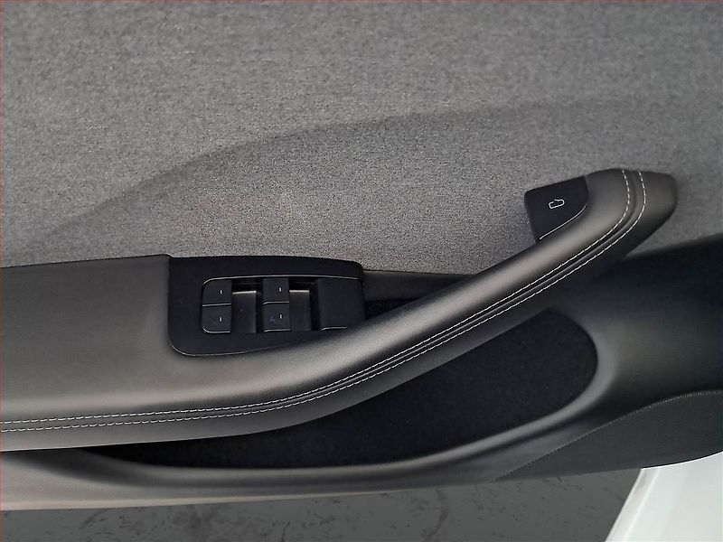 Tesla Model 3 (2023) Standard Range 60kWh, SoH 95% - fotka 17 z 31