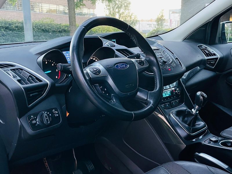 Ford Kuga 2.0TDCi 4x4 MAN TAŽNÉ 1MAJITEL - fotka 28 z 47