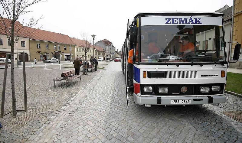 Miloš Zeman u původního autobusu Zemák v roce 2007. V té době už byl majetkem JZD Hoštice u Volyně.