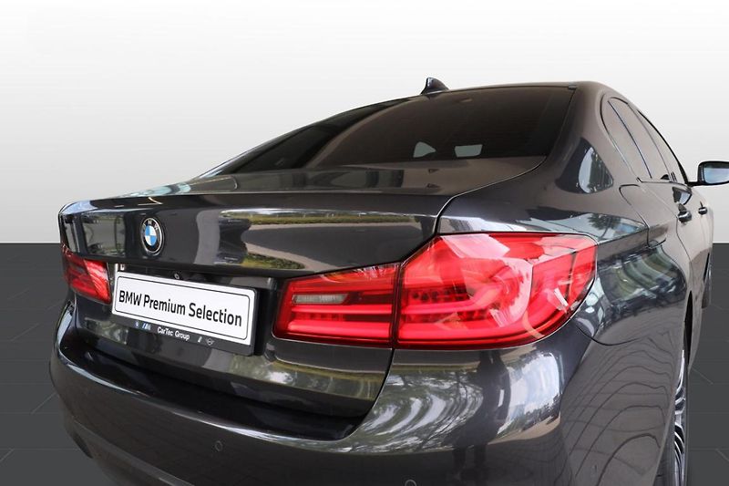 BMW Řada 5 530d xDrive Limousine - fotka 21 z 30