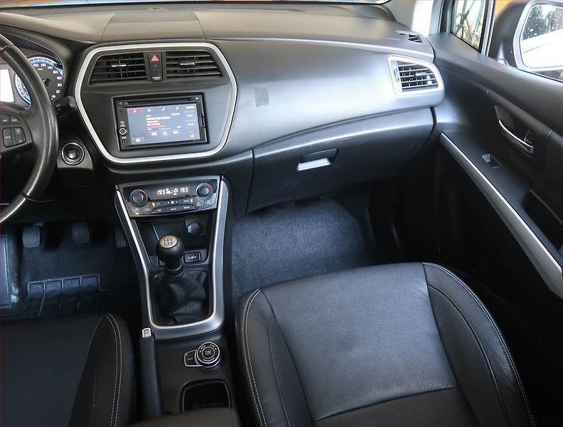 Suzuki SX4 S-Cross (2014) Elegance 1.6 VVT AllGrip, 4X4 - fotka 8 z 13