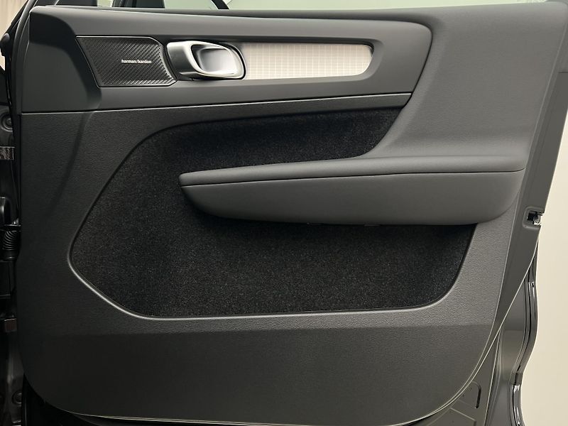 Volvo XC40 (2026) B3 BLACK EDITION PLUS AUT - fotka 6 z 43