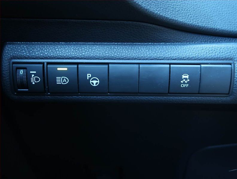 Toyota Corolla (2022) 1.8 Hybrid - fotka 17 z 19