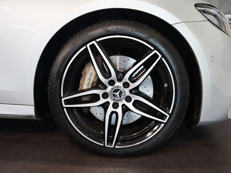 Mercedes-Benz Třídy E E 400d 4MATIC AMG - TOP - fotka 27 z 27