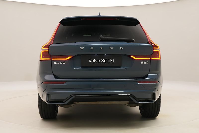 Volvo XC60 B5 AWD DARK PLUS AUT CZ - fotka 12 z 51