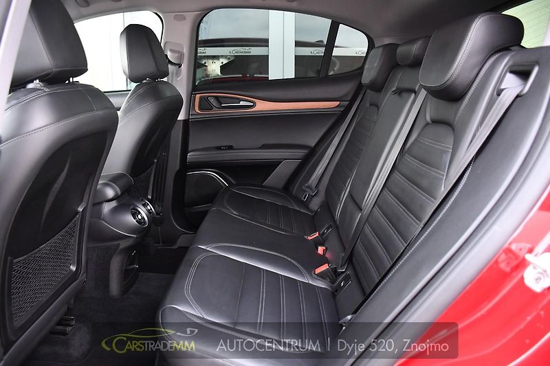 Alfa Romeo Stelvio 2.0 Q4 VELOCE - fotka 13 z 52