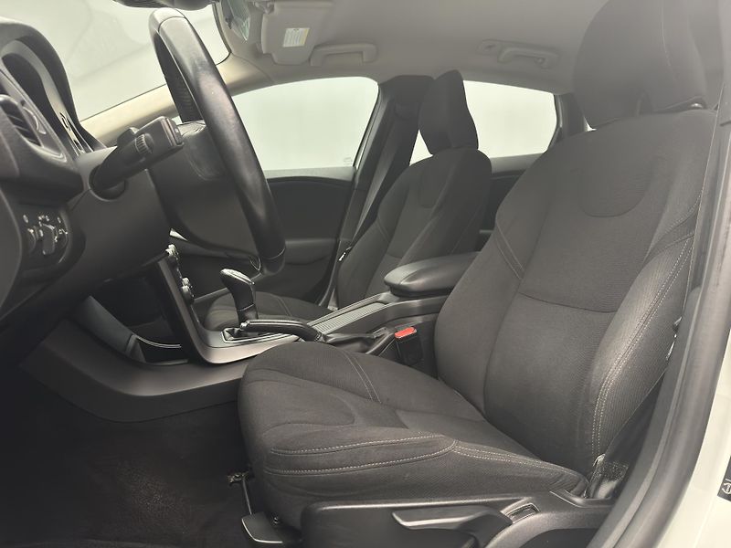 Volvo V40 D2 MOMENTUM CZ - fotka 4 z 39