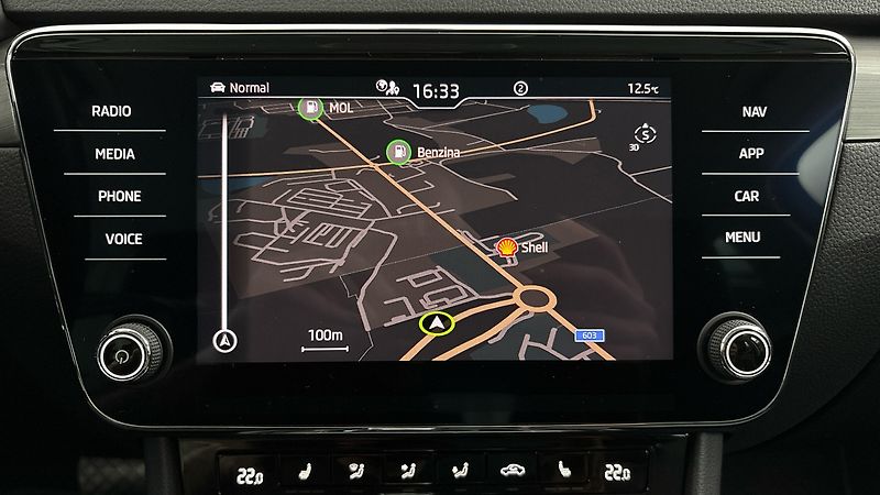 Škoda Superb 2.0 TDI DSG Style Combi - fotka 27 z 28