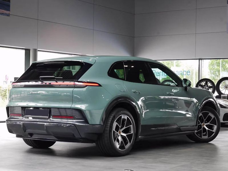 Porsche Cayenne Electric Pano HuD 360 Chrono T - fotka 7 z 22