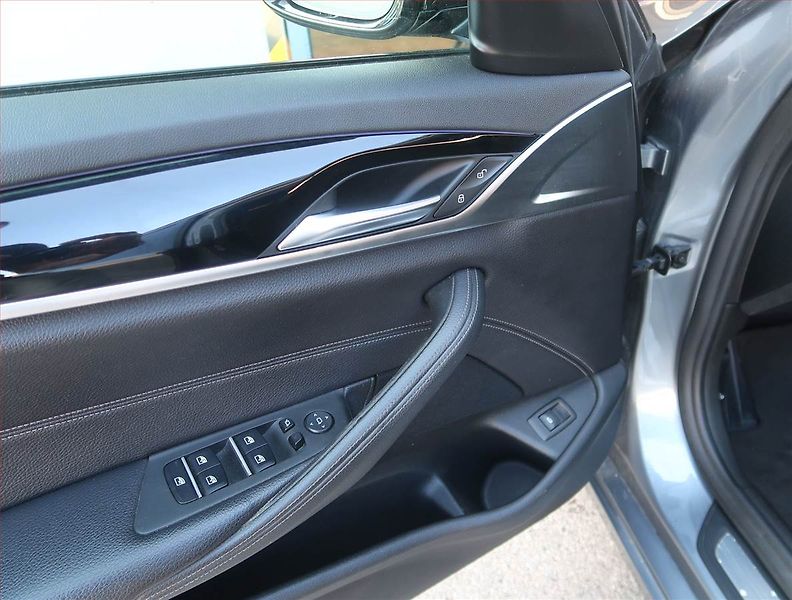 BMW Řada 5 (2018) Sport Line 540d xDrive, 4X4 - fotka 19 z 23