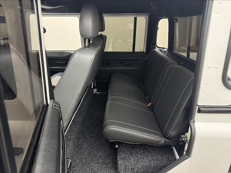 Land Rover Defender 2,5 130 Td5 90kW PO RENOVACI - fotka 34 z 45