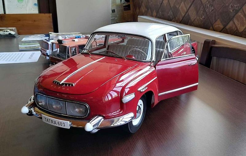 Modelář Kamil Štol s vymazlenou Tatrou 603 v měřítku 1:8. Skládal ji tři roky a vyšla ho na necelých 35 tisíc korun.