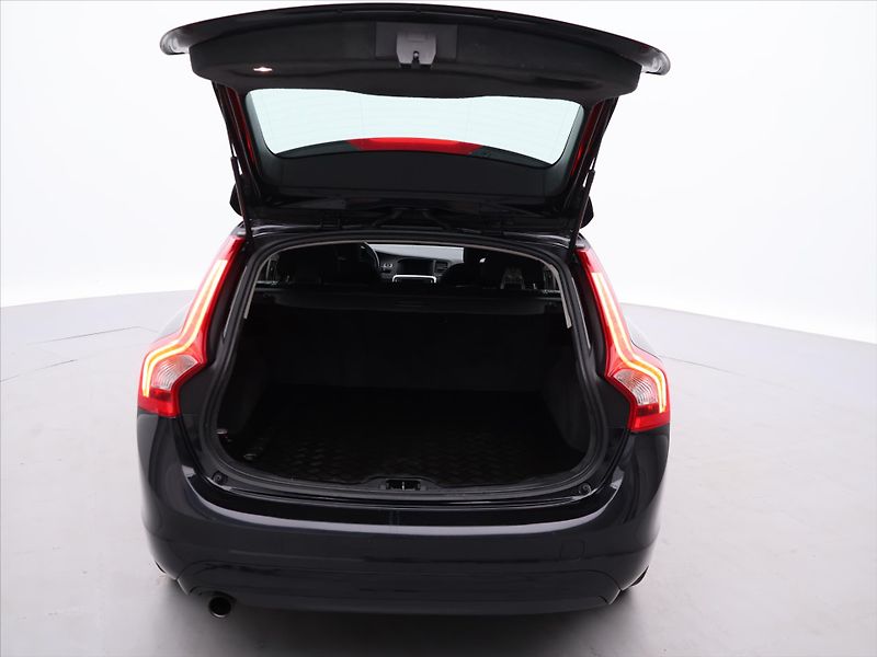 Volvo V60 1,6 D2 84kW Kinetic - fotka 9 z 33