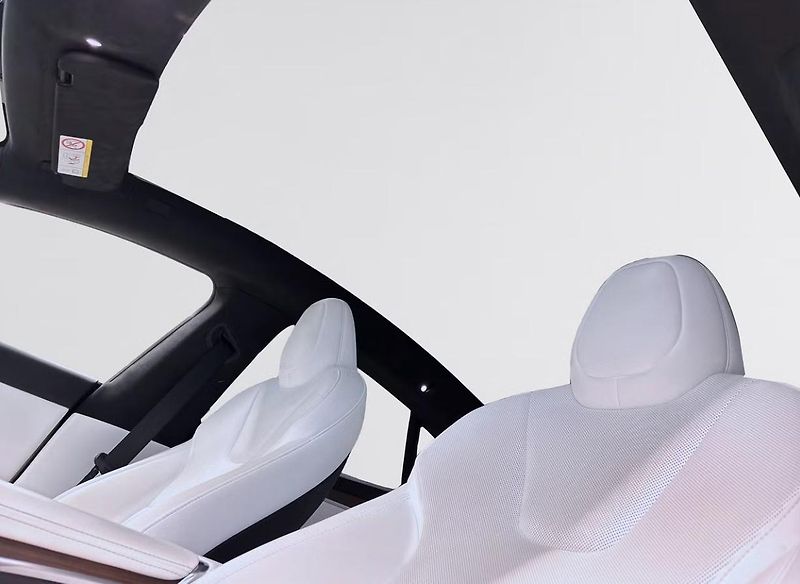 Tesla Model S LR AWD HW4 Bílý interiér Yoke  - fotka 15 z 17