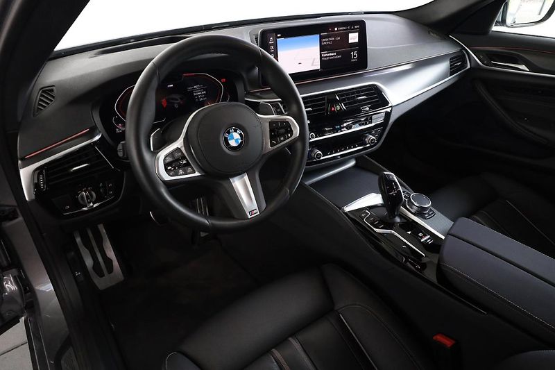 BMW Řada 5 520d xDrive - fotka 2 z 22