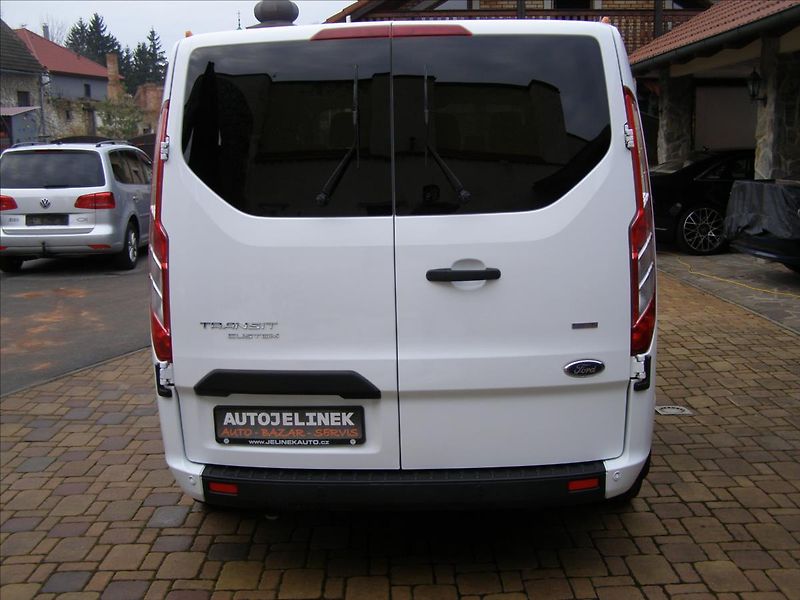 Ford Tourneo Custom 2,0   MINIBUS CUSTOM Facelift - fotka 4 z 28