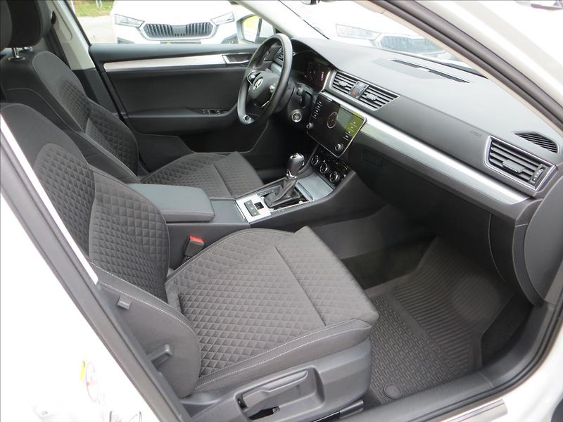 Škoda Superb 2,0 TDI Ambition DSG TAŽNÉ ČR - fotka 12 z 26