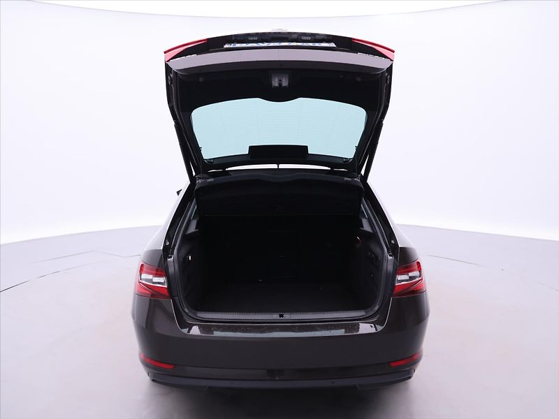 Škoda Superb 2,0 TDI 110kW Style CZ - fotka 9 z 39