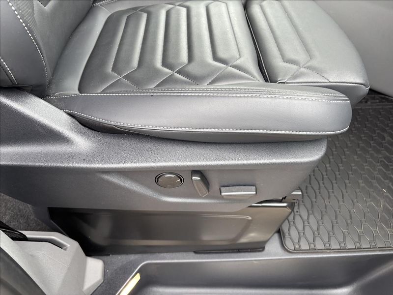 Ford Tourneo Custom 2,0 EcoBlue 125kW L2 Titanium - fotka 19 z 47