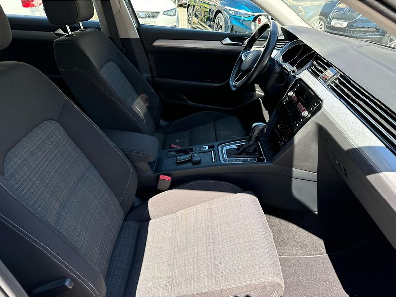Volkswagen Passat 2.0TDi DSG 110kW Business Prem - fotka 13 z 22