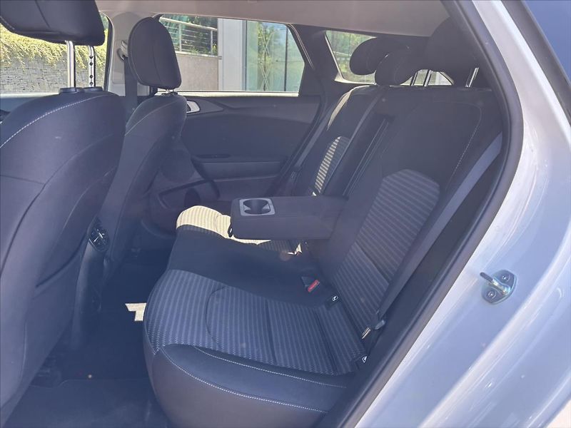 Kia Ceed 1,5 TGDi 118kW AT TOP NAVI - fotka 12 z 44