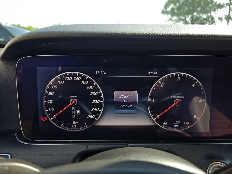Mercedes-Benz Třídy E EXCLUSIVE 4MATIC - fotka 12 z 18