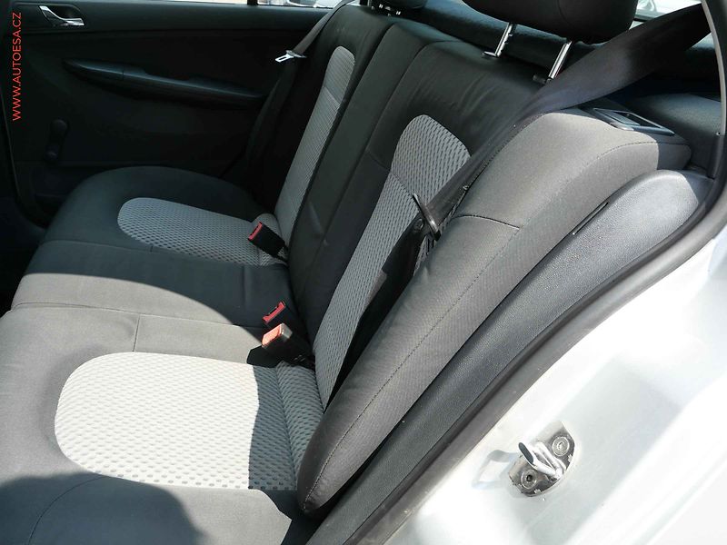 Škoda Fabia (2004) 1.4 MPi, 2.maj,ČR, Park čidla - fotka 10 z 16