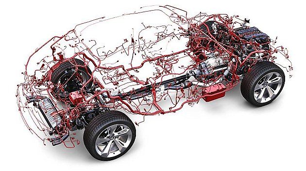 Bentley ­Bentayga má 50 kilogramů kabelů.