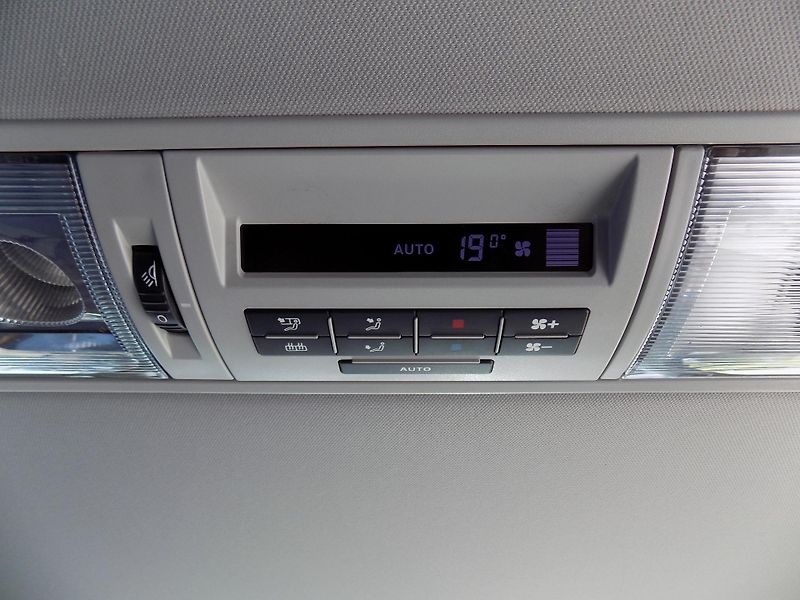 Volkswagen Caravelle 2,0 TDI 103 KW COMFORT NAVI - fotka 27 z 45