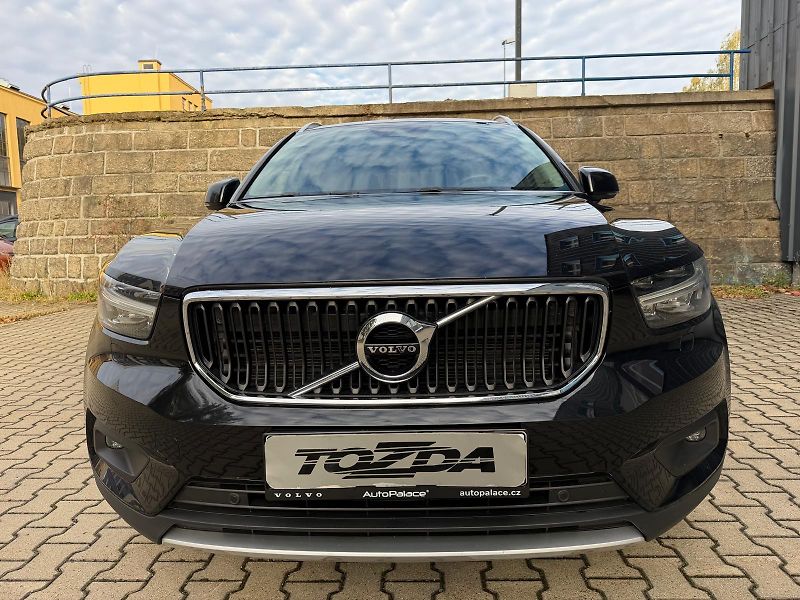 Volvo XC40 2,0 D D4 AWD Momentum - fotka 7 z 33