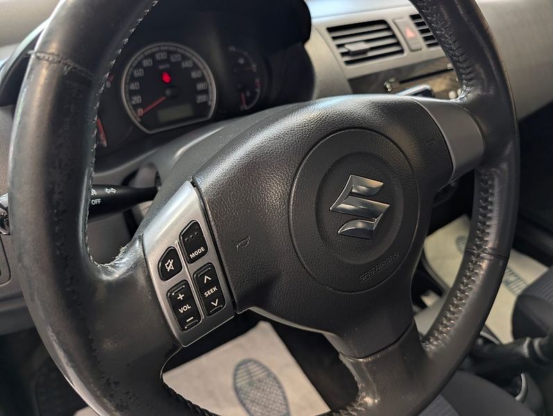 Suzuki Swift 1.3i 4x4 - fotka 12 z 24