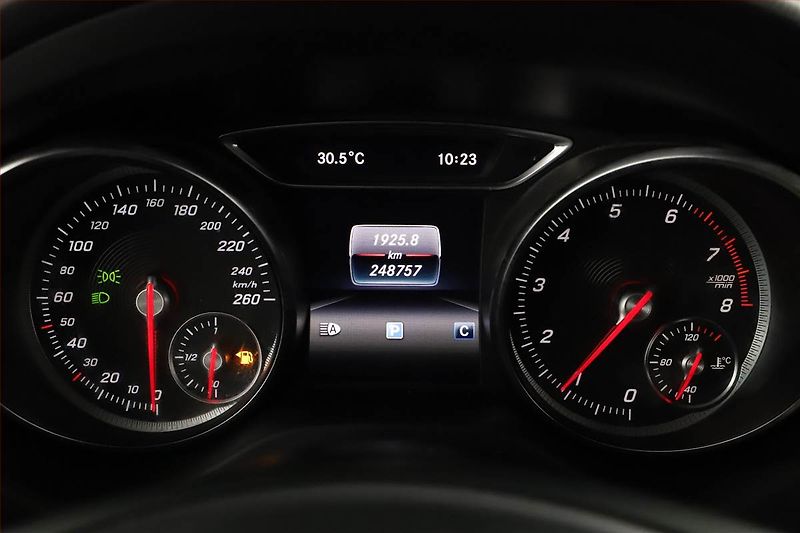 Mercedes-Benz GLA (2019) 180, Kůže, Navi, Tempomat - fotka 8 z 13