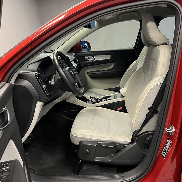 Volvo XC40 D3 AT AWD Momentum - fotka 8 z 18