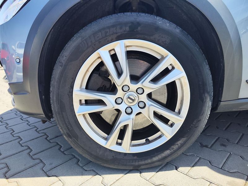 Volvo V90 D4 2.0/140kW Cross Country Mom - fotka 33 z 33
