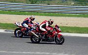 Momentka z motocyklových závodů v červenci 2002.