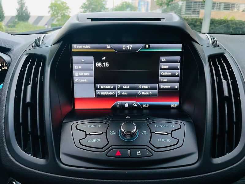 Ford Kuga 2.0TDCi 4x4 MAN TAŽNÉ SERVISKA - fotka 37 z 47