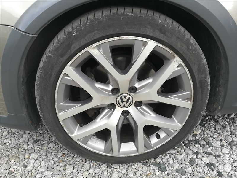 Volkswagen Passat 2,0 TDI Alltrack DSG 4motion - fotka 17 z 20