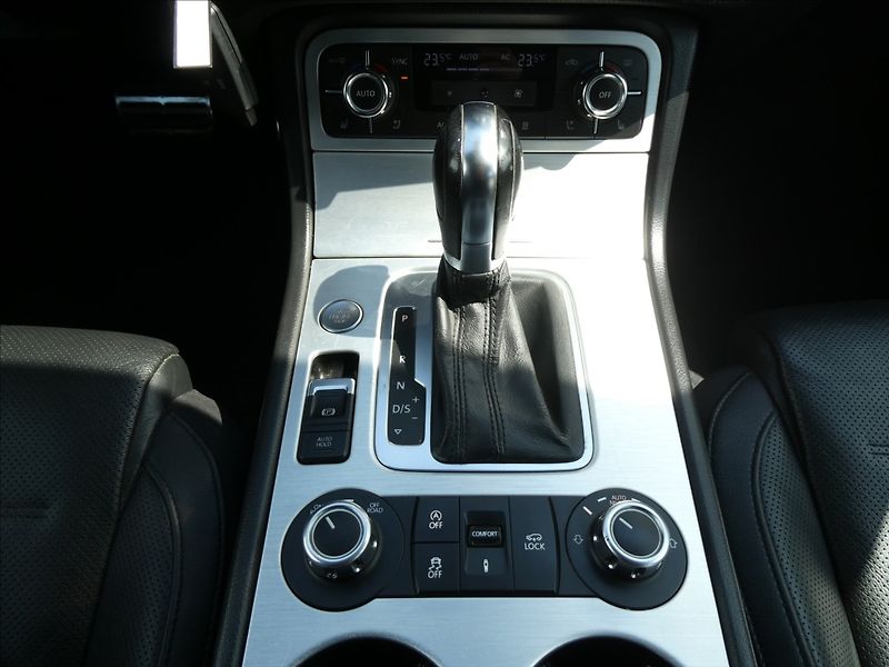 Volkswagen Touareg 3,0 TDi V6 180kW, webasto, DPH - fotka 26 z 50