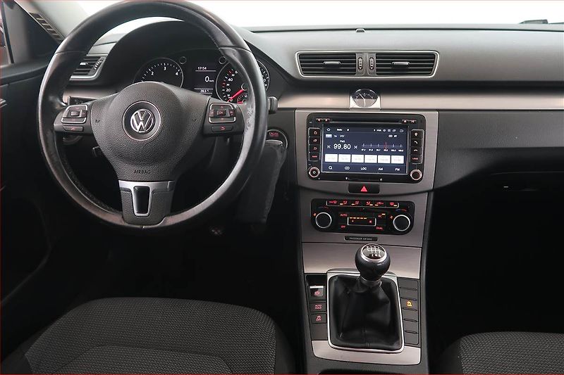 Volkswagen Passat (2011) 2.0 TDI, Navi, Xenony - fotka 7 z 16
