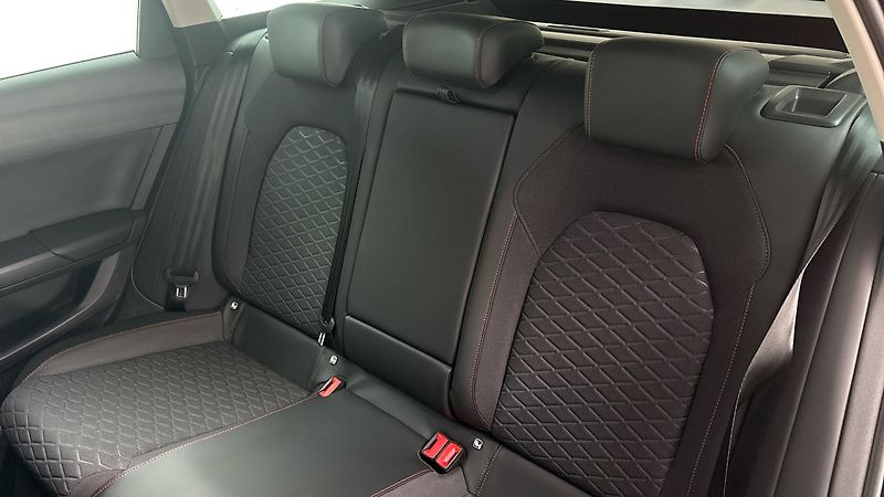 Seat Leon 2.0 TDI DSG FR Sporstourer - fotka 16 z 27