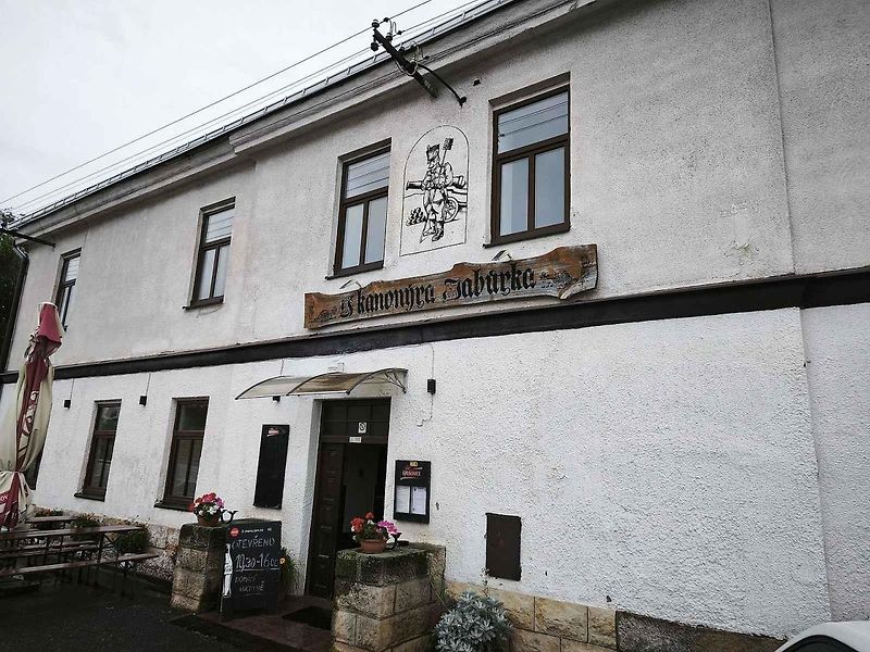 Motorest U kanonýra Jabůrka v Sadové.