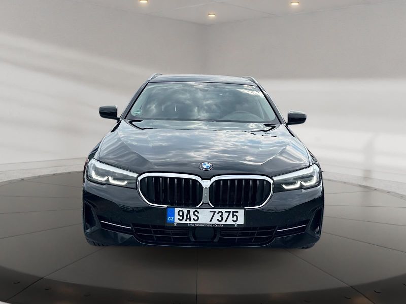 BMW Řada 5 (2023) xDRIVE 520d 140kW 4x4 CZ - fotka 2 z 11