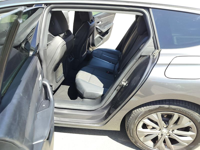 Peugeot 508 SW hybrid 225 e-EAT8 BUSINESS - fotka 27 z 32