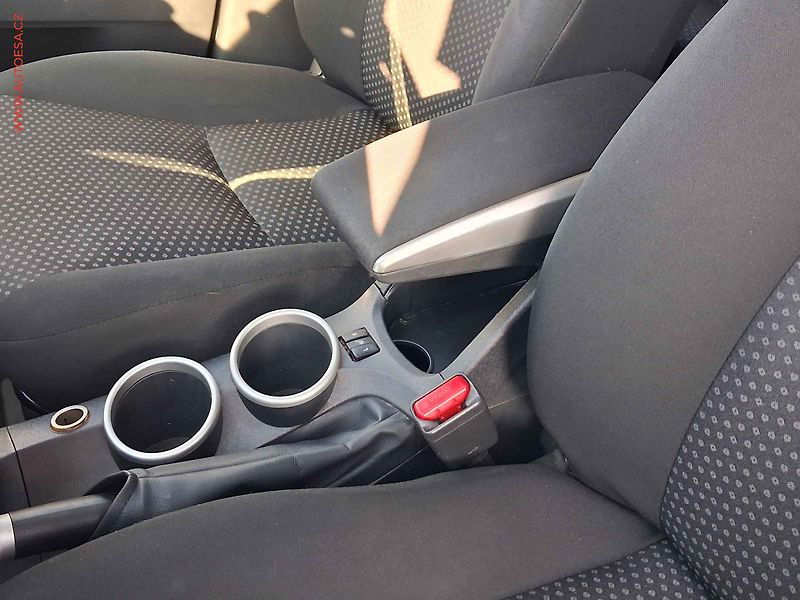 Toyota Verso (2011) 2.0, 2.maj,ČR, Navi - fotka 18 z 20