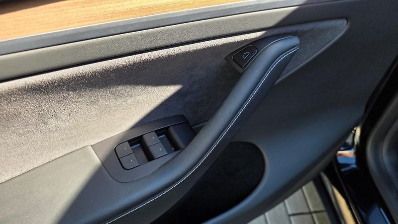 Tesla Model Y (2023) LR AWD DE Záruka SoH 93% - fotka 16 z 37