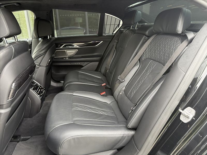 BMW Řada 7 3,0 xDrive 740d - fotka 32 z 39